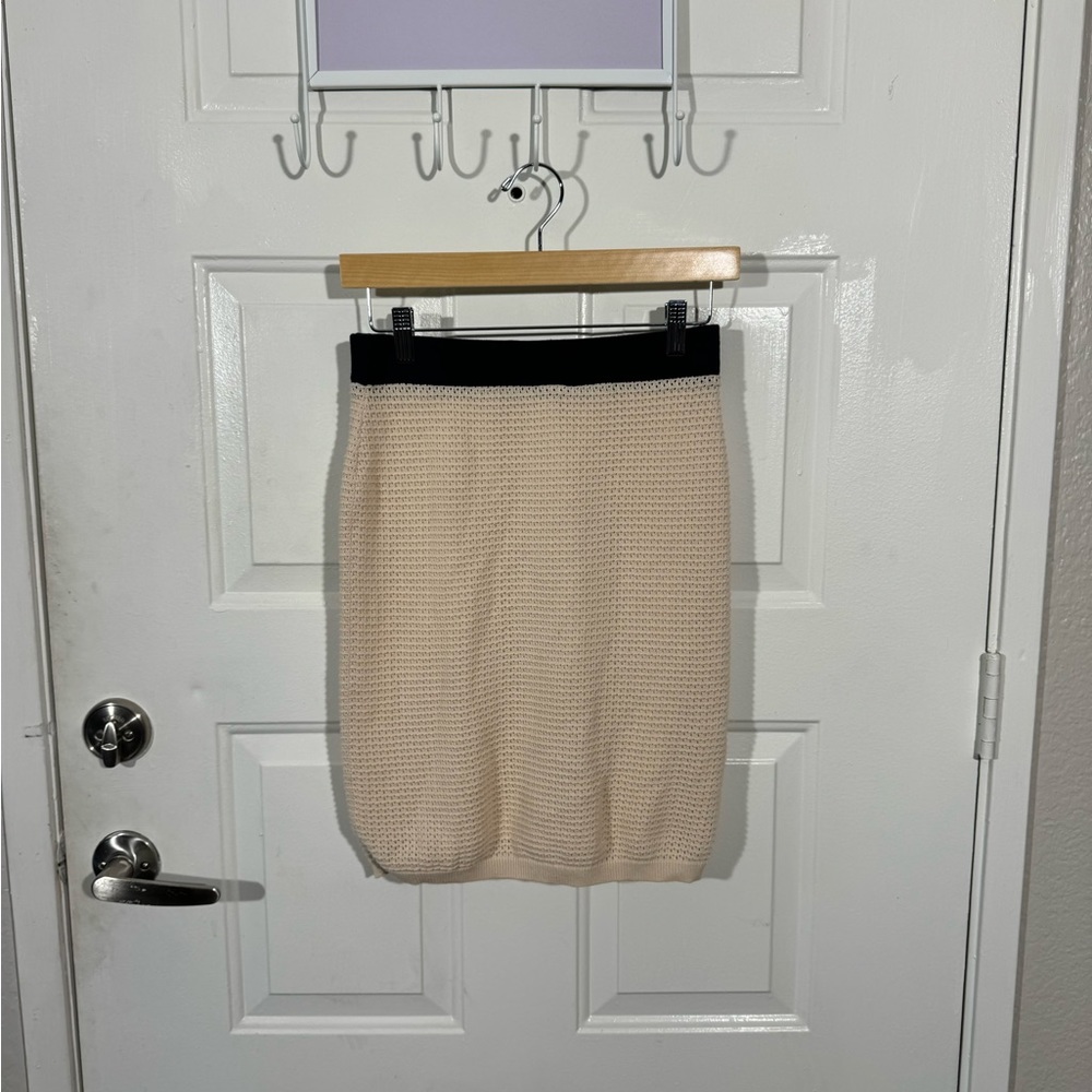 Flat White Knitted Skirt - Women's Size XS, Cozy Chic in Every Stitch - Picture 5 of 6